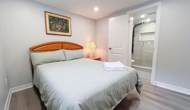 Cozy & Modern Ensuite Basement Rooms - Steps to Subway & Downsview Rogers Stadium