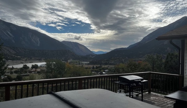 Cozy house w/hottub. Views of Fraser river and mountains. Family friendly