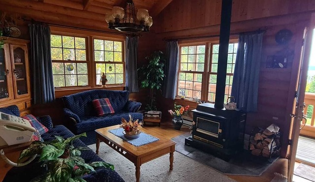 Cozy log cabin with fantastic views and 2 bathrooms
