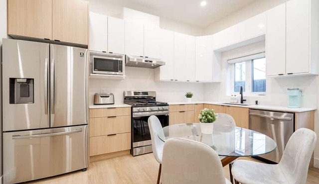 Gorgeous Laneway Haven ~ 5* Location ~ Queen Beds!