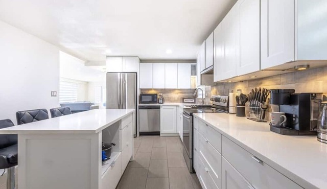 Spacious: Close to Airport ~ Pool ~ Hot Tub