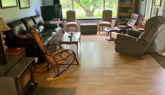 Grammie's House by Pigeon Lake, enjoy the peace & quiet minutes from the lake.