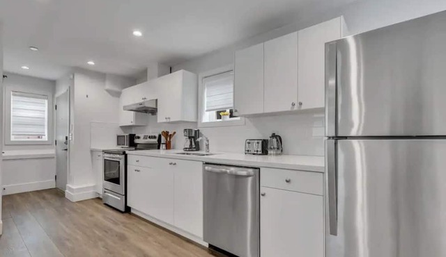 Cozy Laneway House In The Heart of the City!