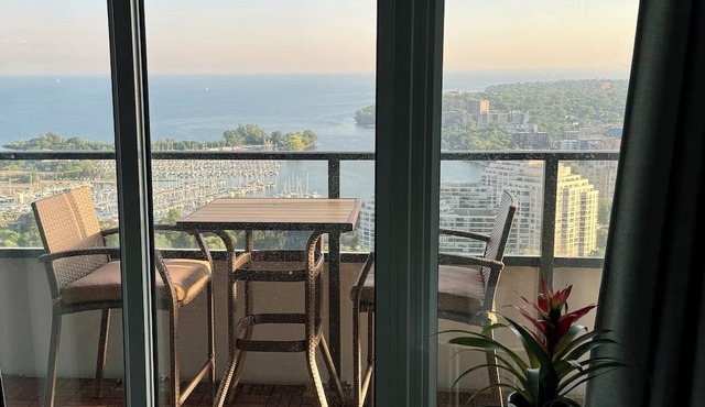 1 Bedroom condo with stunning view of lakeshore