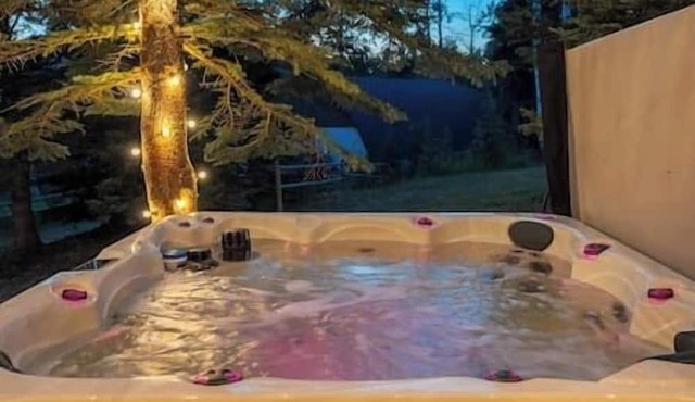 15 Guests|Spacious Cabin w/Hot Tub & Scenic Views