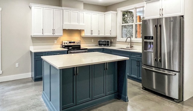 1 minute from the beach! Family & pets welcomed, with an upstairs TV/games room