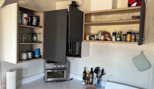 Fully equipped upper unit.Family friendly locating next to the rec centre.nn