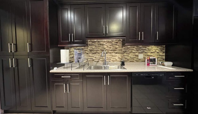 Private bedroom with AC,Private washroom,close to YVR airport-Cambie Palace