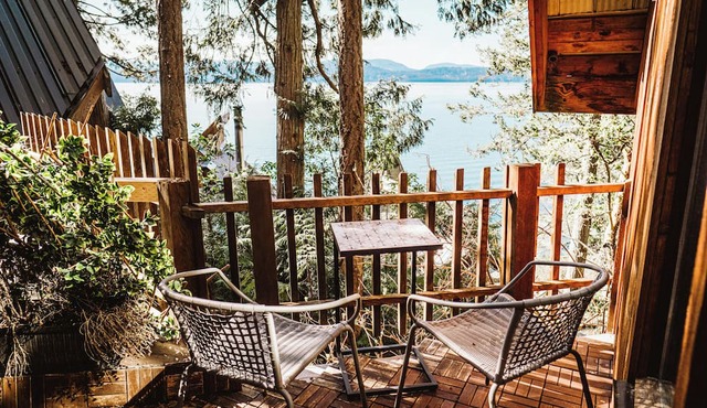 Beautiful cabin with an outdoor deck, stunning water view & cliffside jacuzzi.