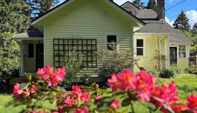 Charming 5BR Farmhouse, 5 min Walk to Shawnigan Lake!