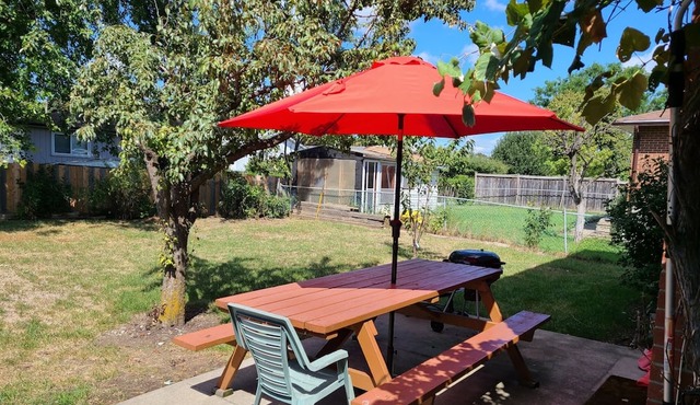 SPACIOUS, INDEPENDENT ONE BEDROOM SUITE 10 MINUTES FROM THE PEARSON AIRPORT.