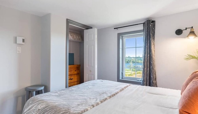 Riverview, King bed main floor, 4 bedroom, 2 bathroom Farmhouse