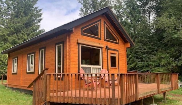 Ravenwood Cottage: Romantic Country Cabin