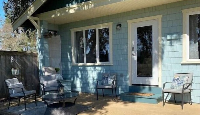 Private 2 bedroom Cottage by the beach in beautiful Deep Cove, Vancouver Island