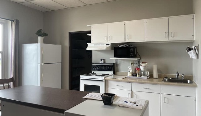 Move in Ready 1 Bedroom and Den with sleeping accomodation Apartment for 2