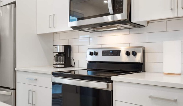 Discover Luxury With King Bed and Free Parking in Bridgeland