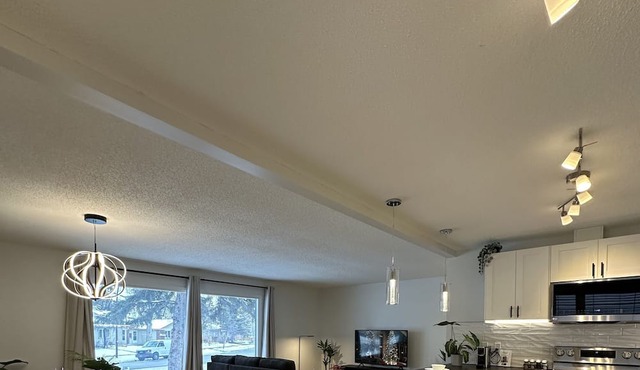Main Floor 3 bedroom, sleeps 5-6, family-friendly.