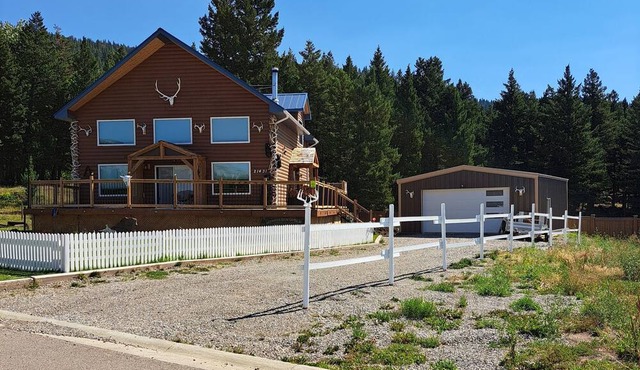 Mountain cottage huge master bedroom pet friendly sauna, hot tub, deck