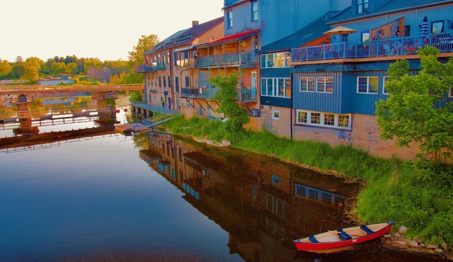 Heart of downtown w/ private backyard. Walk to Elora Mill!