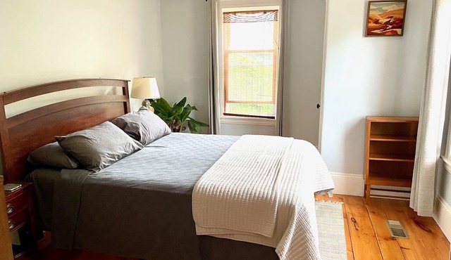 The Coastal Kittery Retreat - cozy, quiet, close to beaches and restaurants in Kittery