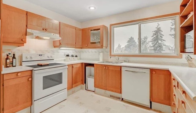 A beautiful 3-level split house - near U of C and C-train