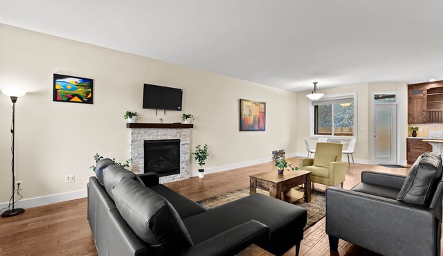 King Bed, Spacious New House w/Private deck, Fast Wifi, FREE Parking
