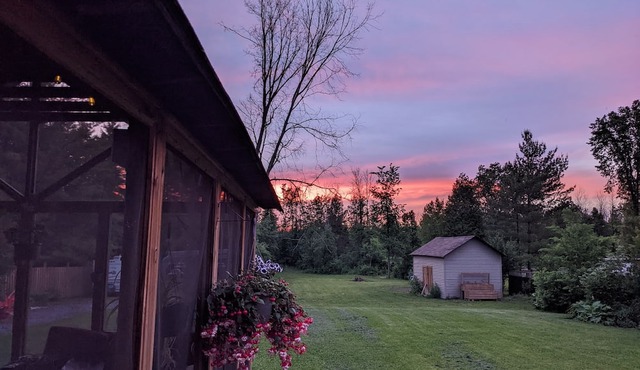 Country bungalow with hot tub. Near trails, beaches, fishing. Pets welcome!