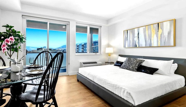 Luxury King Condo w/Private Patio & FREE Parking