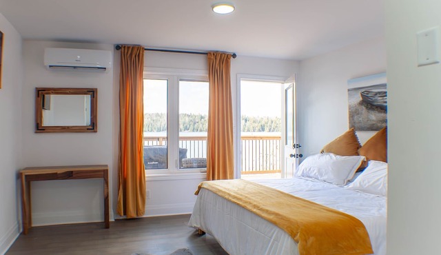 Bright and Beautiful Brand New Cozy Waterfront Cottage