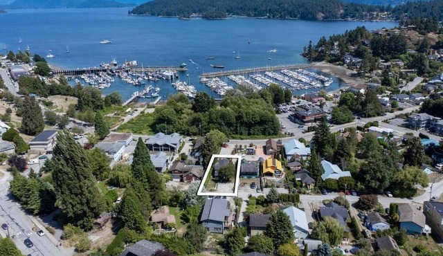 Sunshine Coast at its best, Gibsons, close to Marina, beach and shops