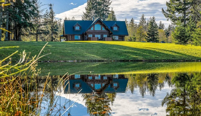 Spacious Canadian dream log home with your own private oasis in Seal Bay area.