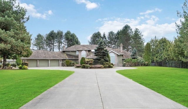 Spacious bachelor suite with private bathroom in tranquility area