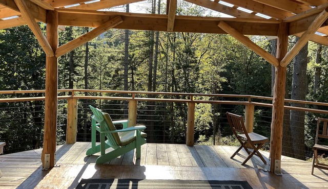 38 Acres of Rainforest! Charming Group Cabin on Tranquil Xenia Retreat Centre