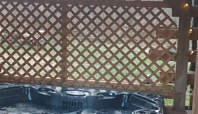 Cottage w/firepit, hot tub , next to ATV trails