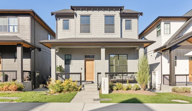 Luxurious, Modern & Stylish 2 Bedroom Suite, Near Vancouver, Pet Friendly