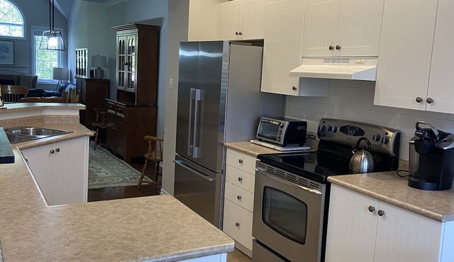 Minutes to slopes and downtown Thornbury. Pet Friendly family home with game rm. in Thornbury