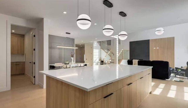 Luxe Elite Escape 8 Bdrm Near Lake!