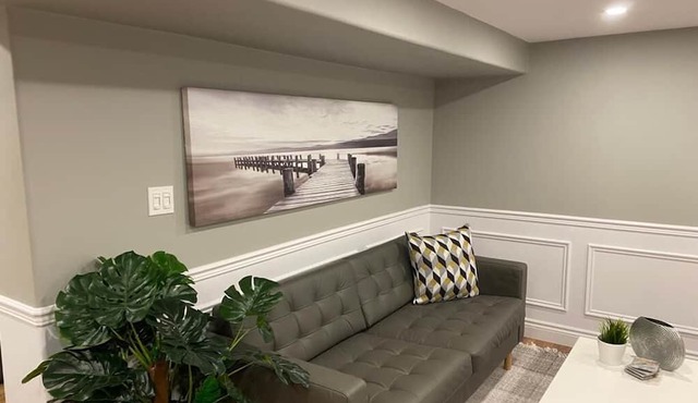 Grimsby Lakeview Suite l 2 Min Walk to Lake Ontario l King Bed l Great Value