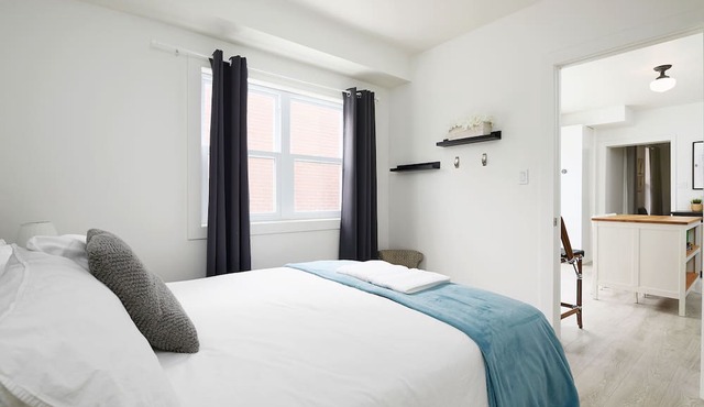 Rosemont Oasis 1BR 2BA near Metro
