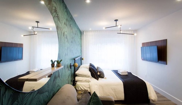 6768 - 303 · Studio Palms Steps from Jean Talon Market Full Bath by Den Stays