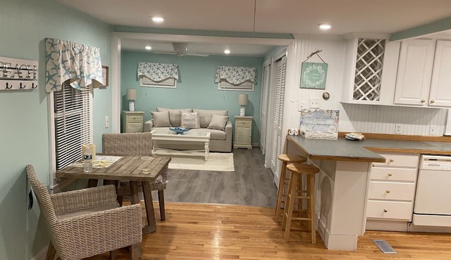 Cottage by the shore in the quaint neighborhood of Snug Harbor in South Kingstown