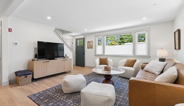 Luxe 5 Bed/3 Bath with Game Room & AC