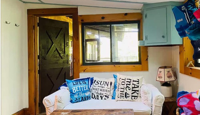Charming, Rustic, 4-bedroom cabin near Gregg Lake, perfect for your getaway! in Antrim