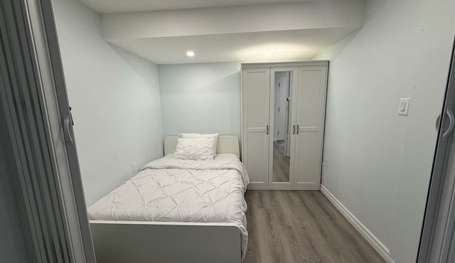 Modern Luxury Private Suite 1 Den 1 Bath Parking