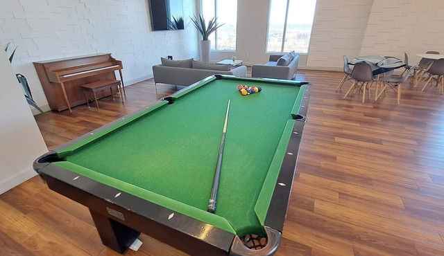 Huge - 2 Bedroom Condo - w/POOL and GYM