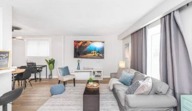 Quaint & Stylish UPPER level 3-bed bungalow in Hamilton