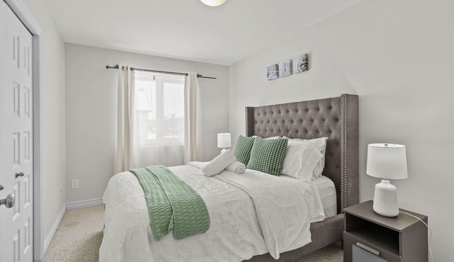 Peaceful and Spacious townhome with King Bed - 15 min from downtown Ottawa