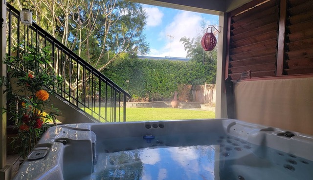Private Hot Tub Retreat w/Fire Table/ Games Room & AC