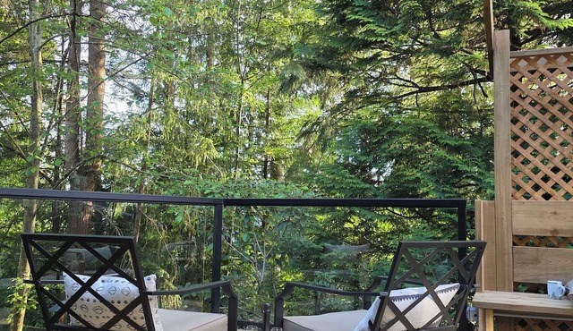 Private Creekside Garden Suite - Patio, Deck, BBQ & Free Parking. Pet Friendly.