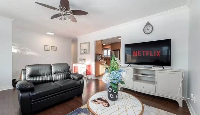 Cozy family House 4 BED ROOMS 4 QUEEN BED PLUS kids play Room large yard new AC